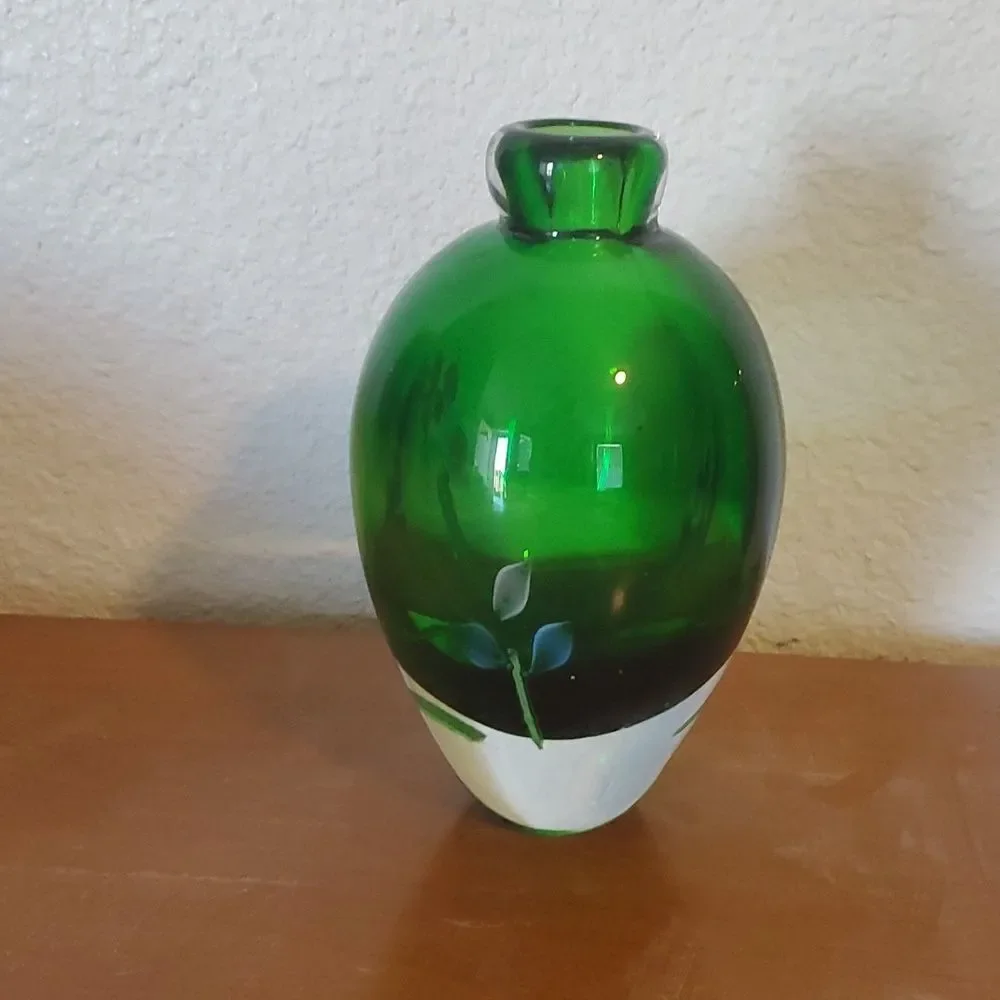 Gorgeous Designs Green Glass Vase – Leaf Motif – 6